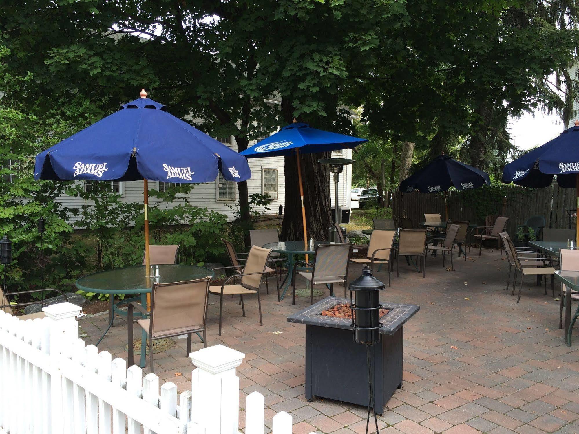 Hunters Grille And Tap At The Grafton Inn Exterior photo